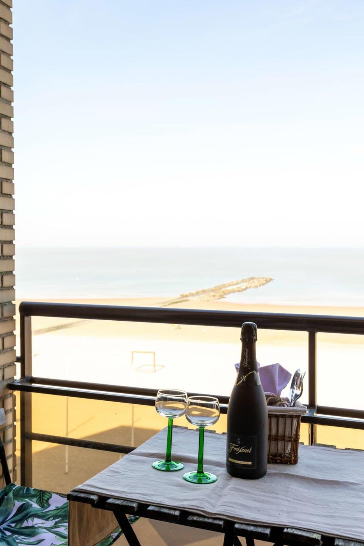 Huswell - Beautiful Spacious Studio With Frontal Sea View Knokke-Heist Exterior photo