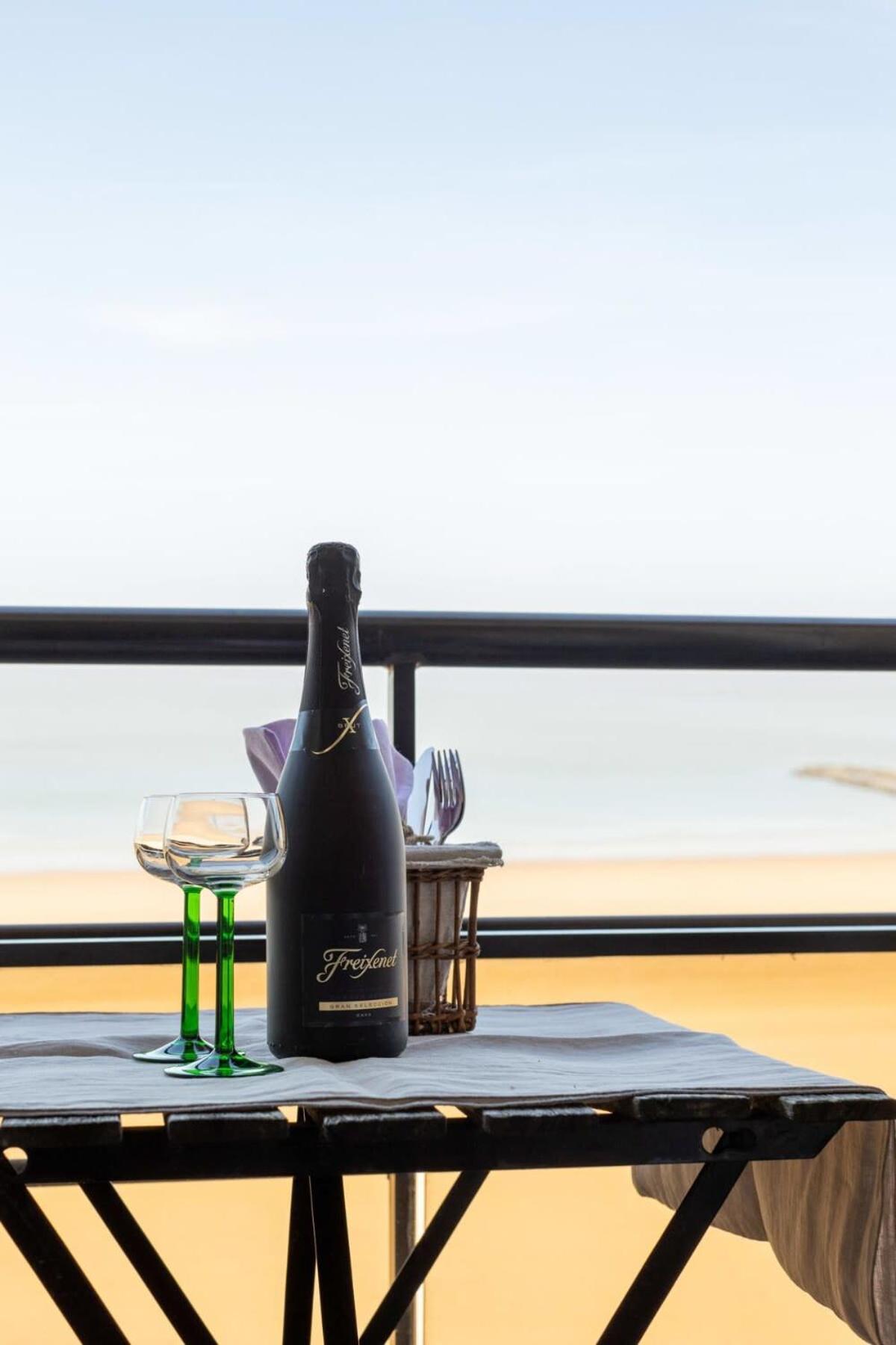 Huswell - Beautiful Spacious Studio With Frontal Sea View Knokke-Heist Exterior photo